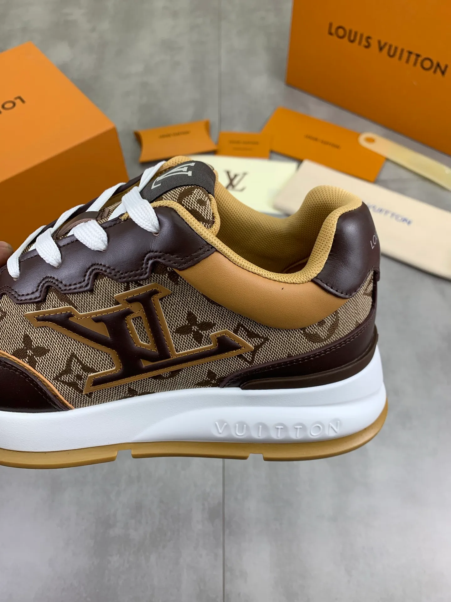 Factory price P700 💶 Top version [LOUIS VUITTON] Couple 🧑‍🤝‍🧑 Craftsman style Counter series (original order) New style 🍀LV Louis Vuitton - top version LV classic high-top trendy shoes! Made of imported original craft calfskin, original breathable lining, and original wear-resistant, lightweight, high-end TPU outsole! High quality products! 3️⃣ colors available, size: male 39-44 (45 46 customized)